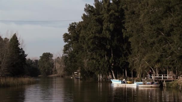 Menschen Und Alte Rustikale Holzstege Einem Tigre Kanal Argentinien — Stockvideo