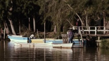 TIGRE / ARGENTINA - 12 10 2019: Arjantin 'in Tigre kentindeki bir adada Yaşlı Kadın ve Köpekler.