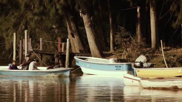 Tigre Argentina 2019 小型モーターボートに乗っている家族がアルゼンチンのティグレに係留ボートを持つ木の桟橋に到着します — ストック動画