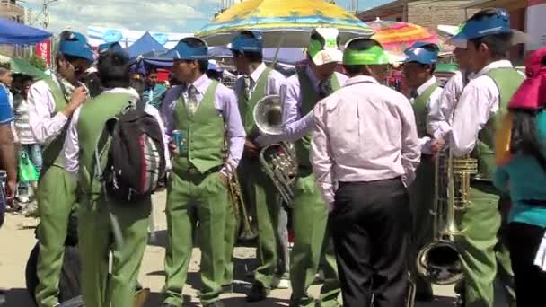 Cochabamba Bolivia 2015 玻利维亚科恰班巴狂欢节上身穿绿色制服的男子游行乐队 — 图库视频影像