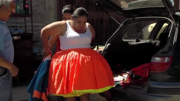 Quillacollo Cochabamba Bolivia 2019 Man Helping Bolivian Cholita Getting Dressed — 비디오