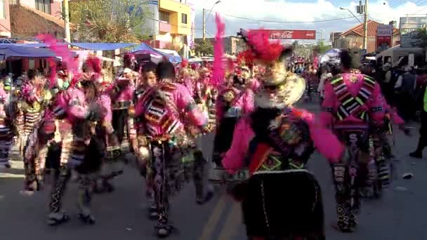 Cochabamba ボリビア 2017 カラフルな伝統衣装を着た人々が 8月にコチャバンバのキラコロで開催されるウルクーピナ祭りで伝統舞踊を披露する — ストック動画