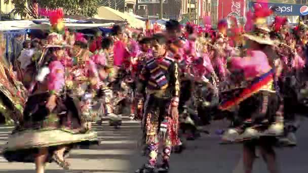 Cochabamba ボリビア 2017 カラフルな伝統衣装を着た人々が 8月にコチャバンバのキラコロで開催されるウルクーピナ祭りで伝統舞踊を披露する — ストック動画