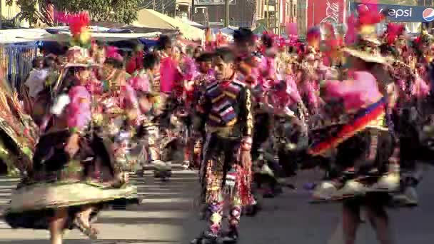 COCHABAMBA, BOLIVIA - 08 14 2017: Lidé v barevných tradičních kostýmech při festivalu Urkupina, který se koná v srpnu v Quillacollu v Cochabambě. 