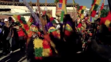 COCHABAMBA, BOLIVIA - 08 14 2017: Cochabamba 'nın başkenti Quillacollo' da Ağustos ayında düzenlenen Geleneksel Dans Festivali sırasında Renkli Geleneksel Kostümler Giyen İnsanlar. 