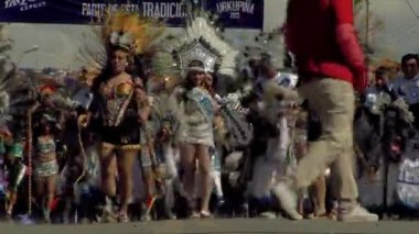 COCHABAMBA / BOLIVIA - 08: 15 2015: 14-16 Ağustos tarihleri arasında gerçekleşen Urkupina Festivali sırasında dans eden Bolivyalı Kadınlar. 