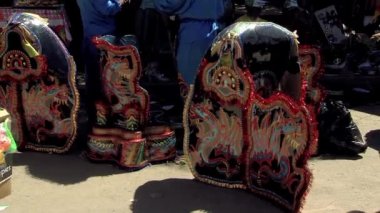 Bolivya 'daki Cochabamba festivali sırasında Bolivyalı Dansçıların geleneksel üniformaları sokaklardaydı..