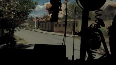 Cochabamba, Bolivya 'daki Quillacollo şehri bir halk otobüsünün penceresinden görülüyor.. 