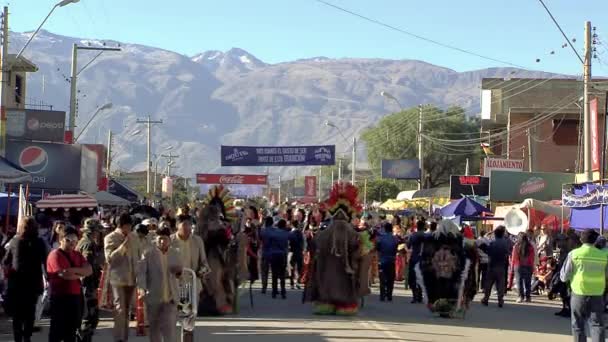 Cochabamba Bolivia 2015 8月14日 16日に開催されるウルクピーナ フェスティバルで コチャバンバ カーニバルの踊り手と群衆 — ストック動画