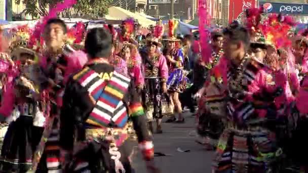 Cochabamba Bolivia 2017 Άνθρωποι Πολύχρωμες Παραδοσιακές Φορεσιές Εκτελούν Τον Παραδοσιακό — Αρχείο Βίντεο