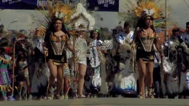 Cochabamba Bolivia 2015 8月14日から16日にかけて開催されるウルクーピナ フェスティバルでは ボリビアの女性たちが踊ります スローモーション — ストック動画