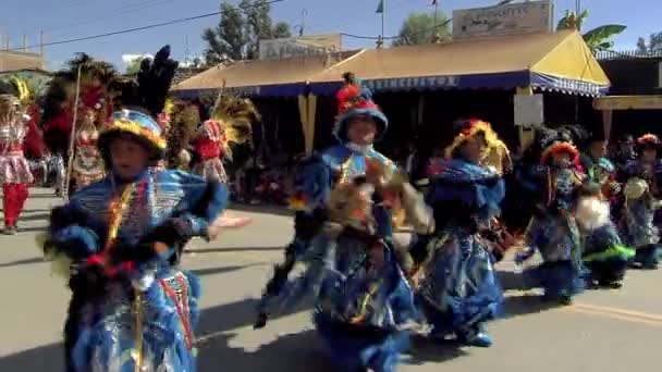 Cochabamba Bolivia 2017 Pessoas Vestindo Trajes Tradicionais Coloridos Realizando Dança — Vídeo de Stock