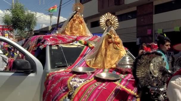 Cochabamba Bolivia 2015 車の中でウルクピナの聖母像 8月にQuillacolloで行われるウルクピナ祭りの間に コチャバンバ — ストック動画