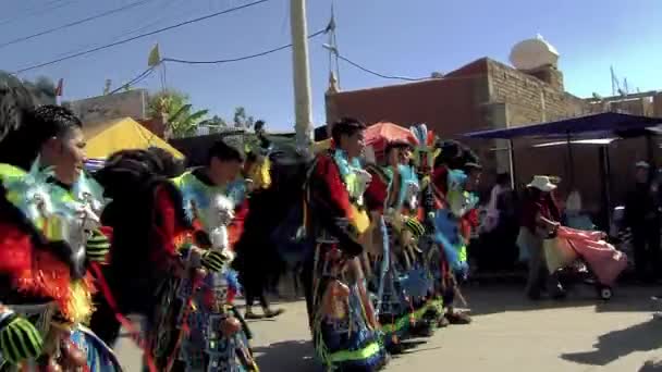 Cochabamba Bolivia 2017 Άνθρωποι Πολύχρωμες Παραδοσιακές Φορεσιές Εκτελούν Τον Παραδοσιακό — Αρχείο Βίντεο