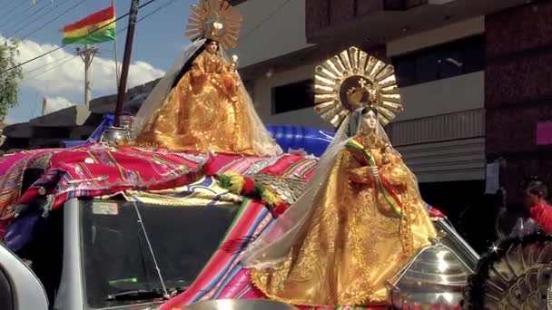 Cochabamba Bolivia 2015 車の中でウルクピナの聖母像 8月にQuillacolloで行われるウルクピナ祭りの間に コチャバンバ — ストック動画