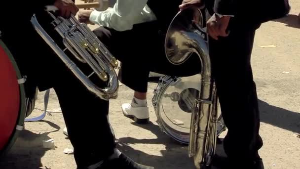 Drie Muzikanten Van Orchestra Standing Waiting Street Met Hun Instrumenten — Stockvideo