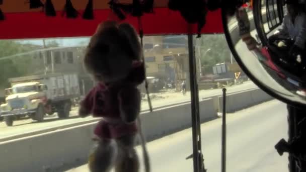 Quillacollo Cochabamba Bolívia 2019 Brinquedo Suspenso Dentro Ônibus Público Cidade — Vídeo de Stock