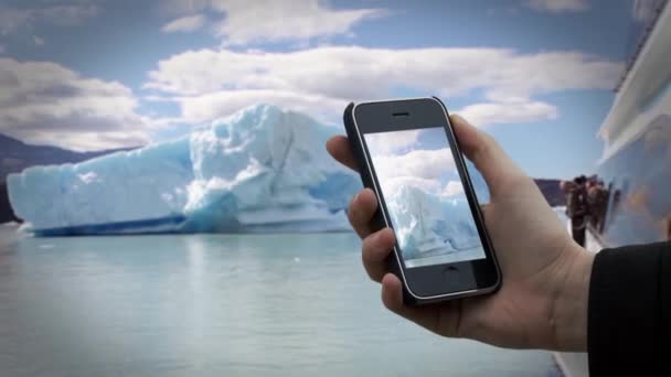 Manos Masculinas Sosteniendo Smartphone Viejo Barco Turístico Cerca Iceberg Glaciar — Vídeos de Stock