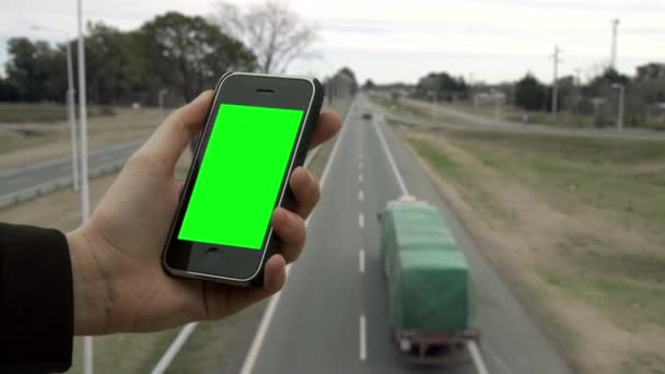 Mannelijke Handen Houden Een Smartphone Green Screen Een Brug Een — Stockvideo