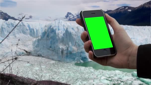 Mano Masculina Usando Smartphone Green Screen Glaciar Puede Reemplazar Pantalla — Vídeo de stock