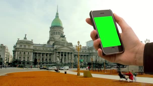 Mannelijke Handen Met Een Oude Smartphone Met Groen Scherm Buurt — Stockvideo