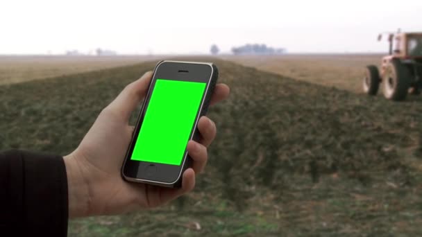 Man Hand Med Hjälp Gammal Smartphone Med Grön Skärm Ett — Stockvideo
