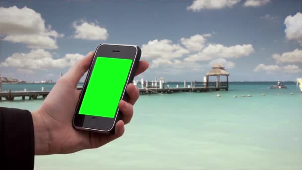 해변에서 노인용 스마트폰을 사용하는 화면을 원하는 장면이나 사진으로 수있습니다 효과로 — 비디오
