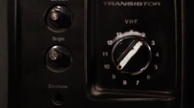 Eski bir Retro Televizyonu 'nda Erkek El kanal değiştiriyor. Yakın plan. 