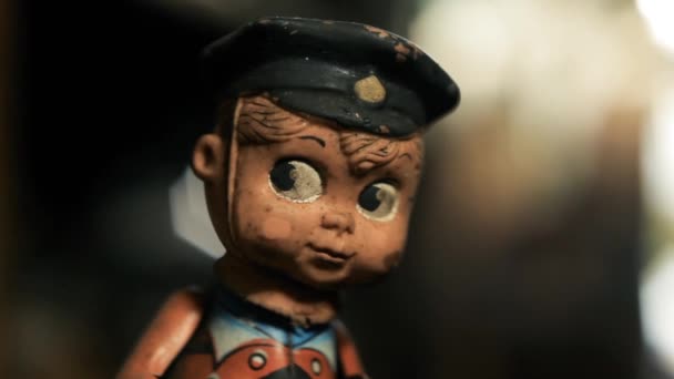 古いレトロな警官のおもちゃ 閉鎖中だ ズームイン — ストック動画