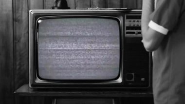 Uzaydan gelen Dorian Kasırgası bir Retro TV 'de. Siyah ve Beyaz. NASA tarafından desteklenen bu videonun elementleri. 