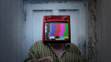 TV 'de bir adamın kafasında karides. Gerçeküstü TV Konsepti.  