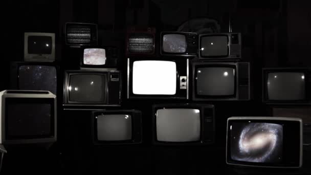 Naskládané Retro Televizory Spirálovou Galaxií Jako Pozadí Prvky Tohoto Videa — Stock video