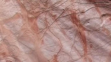 Europa 'nın yüzeyi, Jüpiter' deki dört Celileli uydudan en küçüğü. NASA tarafından desteklenen bu videonun elementleri. 