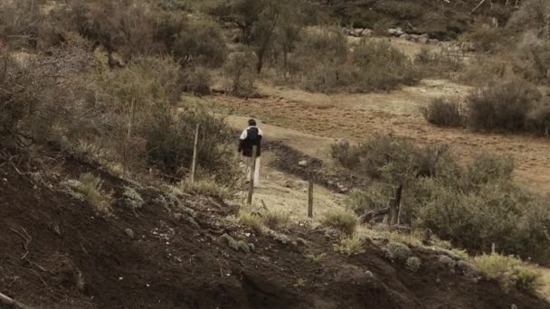 アルゼンチンの山の中を歩く男パタゴニア — ストック動画