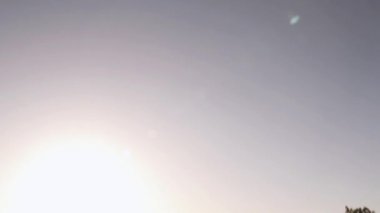 Arjantin bayrağı yoldaki bir arabanın arkasında asılı.. 