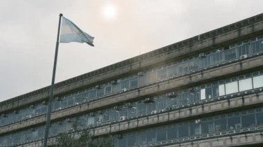 Buenos Aires Devlet Üniversitesi Kampüsü 'nde (Ciudad Universitaria) Arjantin' in Buenos Aires şehrinde bulunan Arjantin Bayrağı. Yakınlaştır.