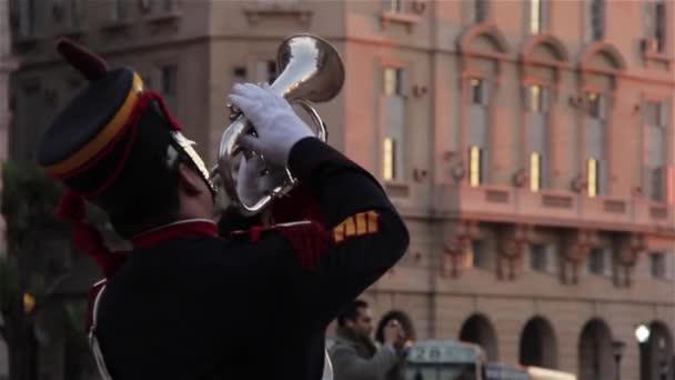 布恩斯空降师 Argentina 2019 在国旗仪式上演奏号角的骑兵团新兵 阿根廷布宜诺斯艾利斯Mayo广场 — 图库视频影像