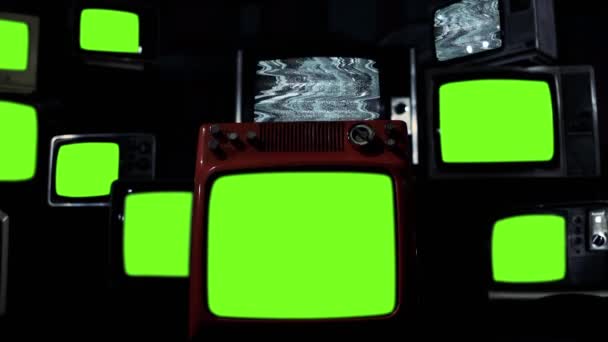 Viejos Televisores Encendiendo Pantallas Verdes Con Ruido Estático Tono Azul — Vídeo de stock