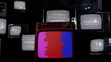 Kötü Sinyal ve Renk Çubukları ile Yığılmış Vintage Televizyonlar. Mavi Koyu Ton. Yakınlaştır. 