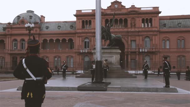 阿根廷布宜诺斯艾利斯 2019年12月20日 阿根廷布宜诺斯艾利斯Mayo广场 在Casa Rosada前升起阿根廷国旗的榴弹兵 — 图库视频影像