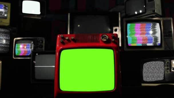 カラーバーと静的ノイズと多くのレトロテレビの中で緑の画面と赤のレトロテレビ ズームイン — ストック動画
