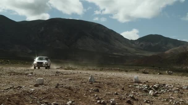 山の中の道路で白いピックアップトラック アルゼンチンのカタマルカで撮影 — ストック動画