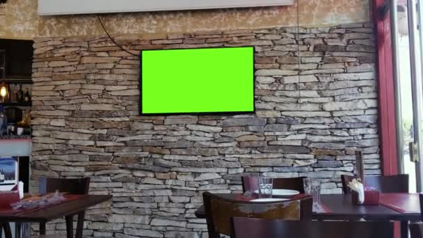 一个现代电视绿色屏幕挂在一个空荡荡的酒吧的墙上 你可以用你想要的镜头或图片代替绿色屏幕 你可以用关键效果来做 — 图库视频影像