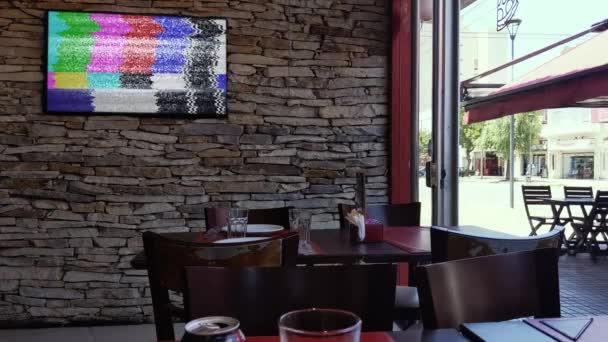 Écran Vert Télévision Moderne Suspendu Dessus Mur Dans Bar Vide — Video