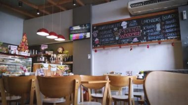 BUENOS AIRES / ARGENTINA - 02 02 2020: Buenos Aires 'te boş bir kafe ve duvarında tebeşir tahtası ve kırmızı lambaların yanında asılı bir TV Yeşil Ekran. Yakınlaştır. Yeşil ekranı istediğiniz görüntü ya da resimle değiştirebilirsiniz..  