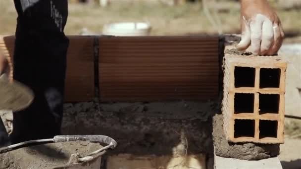 Εργάτης Οικοδομών Χτίζοντας Ένα Τοίχο Τούβλο Μια Σπάτουλα Και Ένα — Αρχείο Βίντεο