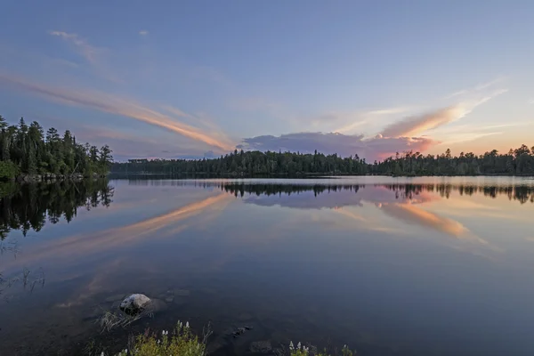 Ongewone wolken bij zonsondergang in de North Woods — Stockfoto