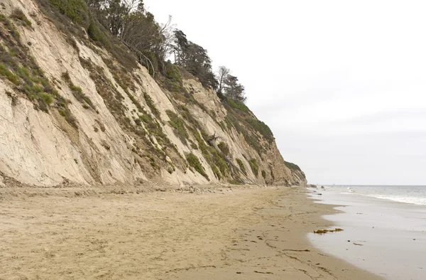 Rustig strand op een bewolkte dag — Stockfoto