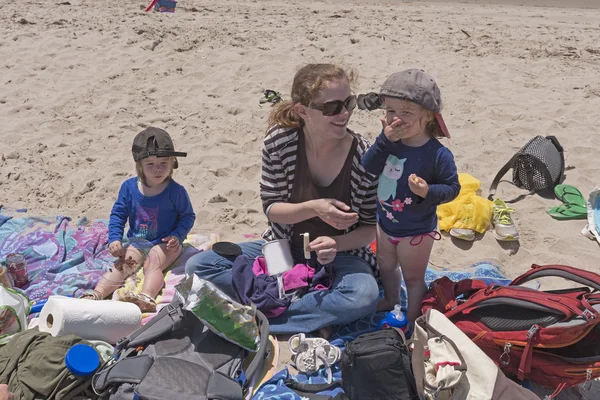 Niños almorzando en la playa — Foto de Stock