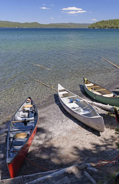 Canoas em um Lakeshore remoto — Fotografia de Stock